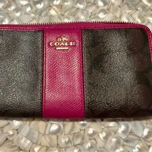 Vintage Coach Black Wallet with Fuchsia Center Zip